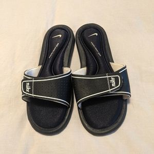 Like New Size 9 Black Nike Comfort Slides
